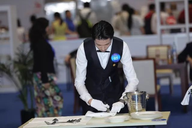 技藝精湛展風(fēng)采，服務(wù)卓越贏未來——上海市商貿(mào)旅游學(xué)校選手在第45屆世界技能大賽全國選拔賽中榮獲餐廳服務(wù)項(xiàng)目銀牌